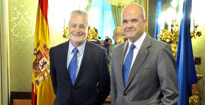 Los expresidentes andaluces Jos&eacute; Antonio Gri&ntilde;&aacute;n y Manuel Chaves, en una foto de archivo.
