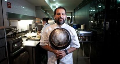 Enrique Olvera, con una sart&eacute;n en la mano, en su restaurante Pujol.