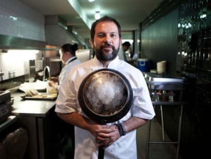 Enrique Olvera, con una sart&eacute;n en la mano, en su restaurante Pujol.