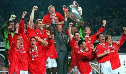 Ferguson celebra junto a su equipo el triunfo en la final de la Liga de Campeones disputada el 26 de mayo de 1999 ante el Bayern de Múnich (2-1) que se jugó en Barcelona. Fue la primera Champions que logró el técnico esocés con el United.