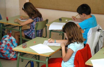 Niños del colegio León Felipe de San Sebastián de los Reyes, durante el examen.