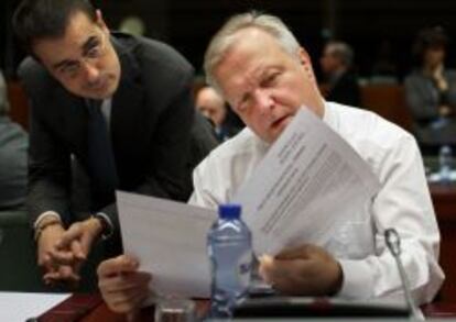 El comisario de Asuntos Económicos, Olli Rehn, y su jefe adjunto del gabinete, el catalán Amadeu Altafaj, el pasado 18 de febrero.