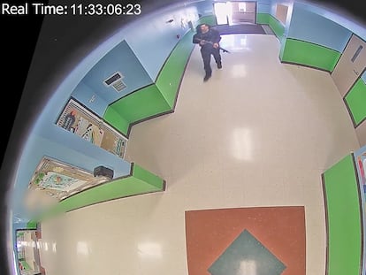 El tirador, Salvador Ramos, entraba a la escuela primaria Robb, en Uvalde, Texas, el 24 de mayo de 2022.