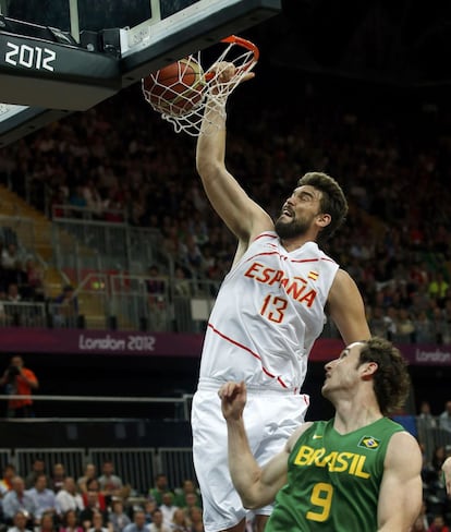 Marc Gasol encesta ante un rival brasileño.