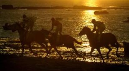 Participantes en la ultima jornada de la 167 edición de las tradicionales carreras de caballos de Sanlúcar de Barrameda (Cádiz) en la playa de esta localidad gaditana. EFE/Archivo