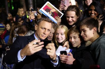 Daniel Craig se hace un 'selfie' junto a un grupo de fans durante la premiere de la película 'Spectre' en 2015 en Berlín.