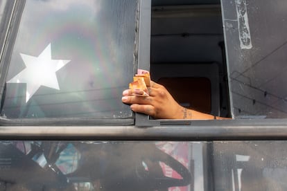 Cobrando el pasaje en Chimalhuacán (México). 