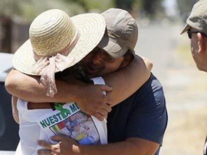 Una familiar de Ruth y José abraza a un miembro del equipo de búsqueda.