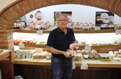 Mario Blasco, presidente de la compañía, sostiene dos tortas del Casar.