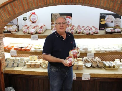 Mario Blasco, presidente de la compa&ntilde;&iacute;a, sostiene dos tortas del Casar.