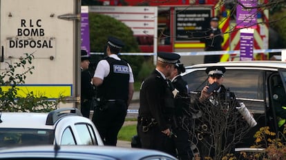 Policías en los alrededores del Hospital para Mujeres de Liverpool este domingo