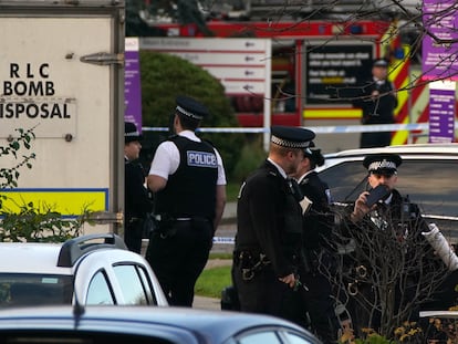 Policías en los alrededores del Hospital para Mujeres de Liverpool este domingo