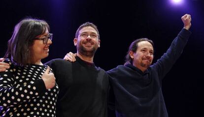 Noelia Bail, de la ejecutiva de Podem. Albano Dante Fachín, y Pablo Iglesias.