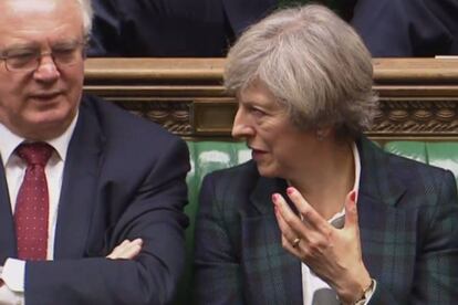 Theresa May, en el Parlamento, junto al ministro del Brexit, David Davis.