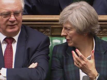Theresa May, en el Parlamento, junto al ministro del Brexit, David Davis.