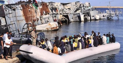 Un grupo de migrantes llega al puerto de Trípoli (Libia) tras ser rescatados de un naufragio en septiembre.