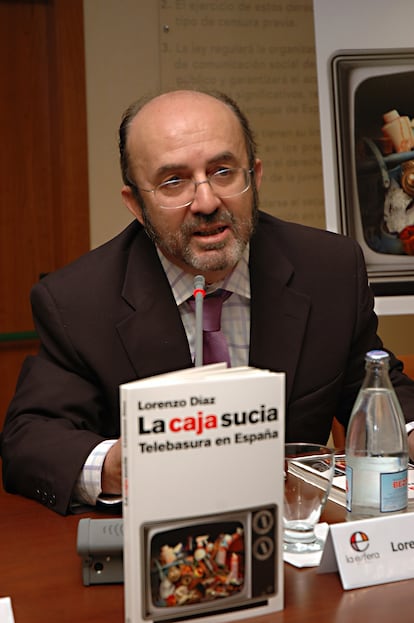 Lorenzo Díaz presenta su libro 'La caja sucia' en 2005.