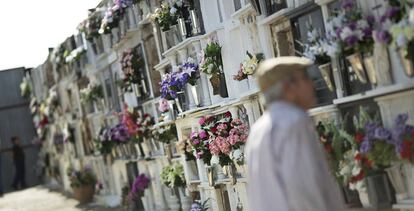 Tumbas del cementerio de Aznalcóllar (Sevilla).