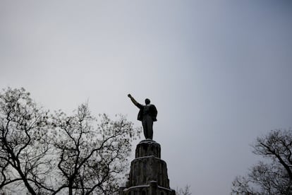 Monumento de Lenin en un parque de Yevpatoriya, Crimea.