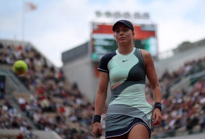 Paula Badosa, durante el partido contra Juvan en la pista Simonne Mathieu de Roland Garros.