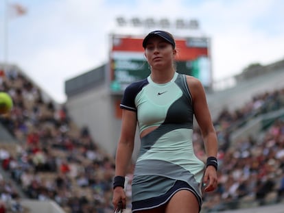 Paula Badosa, durante el partido contra Juvan en la pista Simonne Mathieu de Roland Garros.