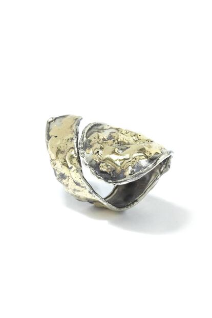 Este anillo, hecho a mano en México se vende en Couturelab.