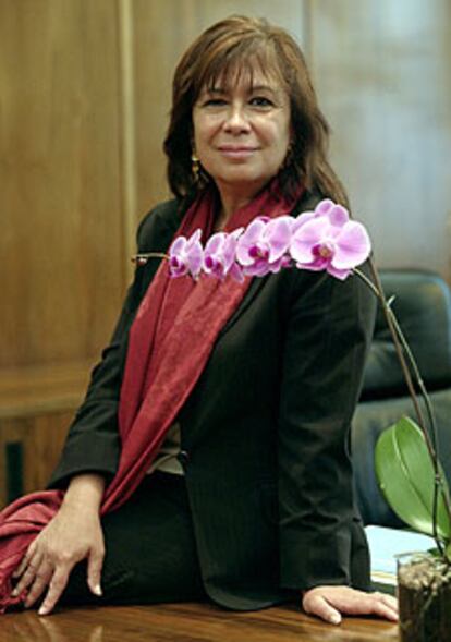 Cristina Narbona, ministra de Medio Ambiente, en su despacho.
/ LUIS MAGÁN