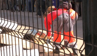 Dos miembros de Cruz Roja atienden a un sin papeles en el CETI de Melilla.