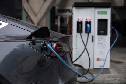 Punto de carga para vehículos eléctricos de Barcelona Endolla en la calle Europa