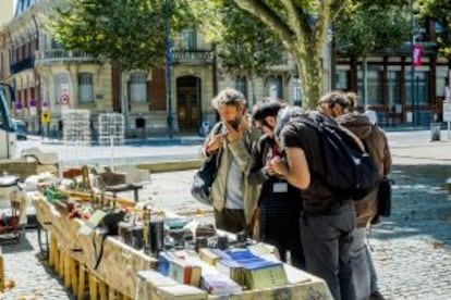 Un mercadillo callejero en la ciudad del Rosellón.