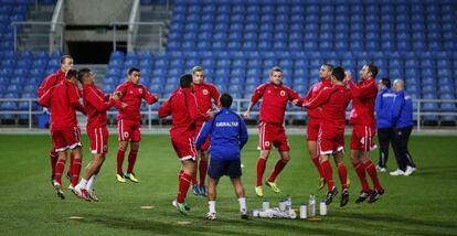 Los jugadores de Gibraltar calentan antes de un amistoso.