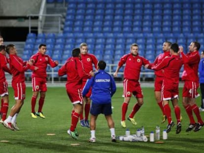Los jugadores de Gibraltar calentan antes de un amistoso.