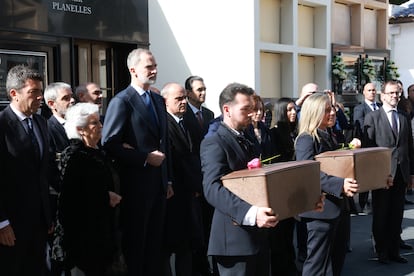 El rey Felipe, junto a la nieta de Rafael Altamira y el presidente de la Generalitat Valenciana, Carlos Mazón, durante la exequias de Rafael Altamira y su mujer, Pilar Redondo, en El Campello (Alicante), en una imagen distrubuida por la Casa Real este lunes 10 de febrero de 2025.