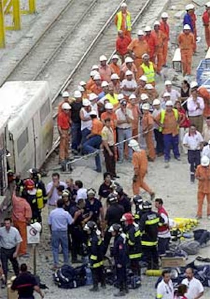 Los bomberos rescatan a las primeras víctimas del accidente.