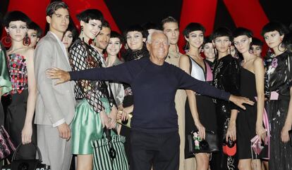 Giorgio Armani, al finalizar su desfile en Mil&aacute;n.  