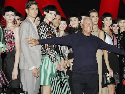 Giorgio Armani, al finalizar su desfile en Mil&aacute;n.  