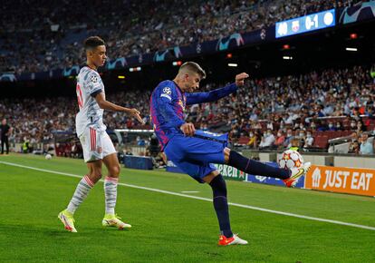 Piqué despeja el balón ante Musiala.