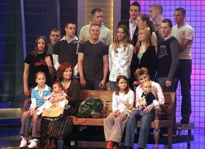 Fotografía de 2005 en la que se ve a Annegret Raunigh, entonces de 55 años, con sus hijos y nietos.