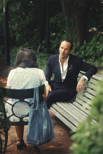 Tom Ford, con la Aguja de Oro en la solapa de su traje, recibió el premio en 1996 como creador de Gucci.