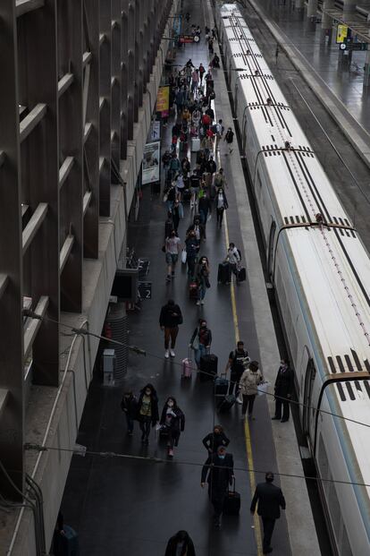 Dvd1052(09/05/21) Ambiente en la estación de Atocha después de la extinción del estado de alarma que prohibia el movimiento entre comunidades autonomas , Madrid Foto: Víctor Sainz