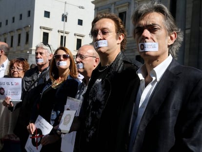 Entrega de firmas en el Congreso de los Diputados en contra del IVA en la cultura, en mayo de 2015.