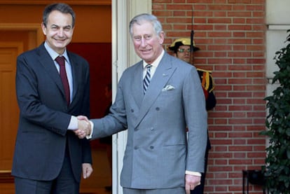 Zapatero y el príncipe de Gales, ayer en La Moncloa.