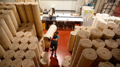 Persianas almacenadas en la fábrica Saxun Giménez Ganga, en la localidad alicantina de Sax.