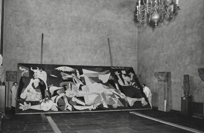 Instalación del 'Guernica' en el Museo Fogg de Harvard en 1941 y a la derecha, entre dos capiteles, la columna del altar medieval de San Paio de Antealtares entregada por España a la universidad estadounidense en 1933, en una imagen cedida por los Harvard Art Museums Archives.