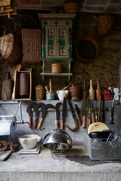 El arquitecto italiano conservó las paredes de piedra originales del siglo XVI en la cocina. Los cuchillos también son un diseño de Baciocchi.