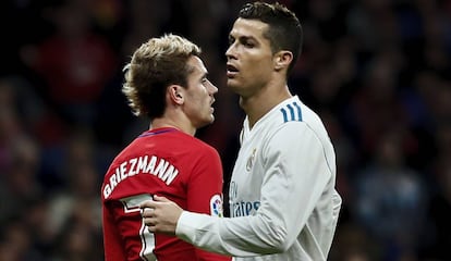 Antoine Griezmann (Atlético de Madrid) y Cristiano Ronaldo (Real Madrid) durante el derbi madrileño en noviembre de 2017.