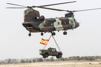 Un helicóptero Chinook del Ejército de Tierra español transportando un todoterreno.