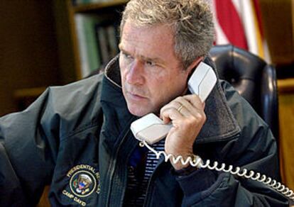 Bush, en Camp David, habla por teléfono con el presidente ruso Vladimir Putin.