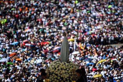 La estatua de Nuestra Señora Fátima se representa durante una procesión en el santuario de Fátima en Fátima, Portugal central, donde miles de peregrinos se reunieron para celebrar el aniversario del milagro de Fátima, el 13 de mayo de 2019.