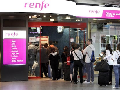 Venta de billetes de Renfe en la estación de Atocha de Madrid.